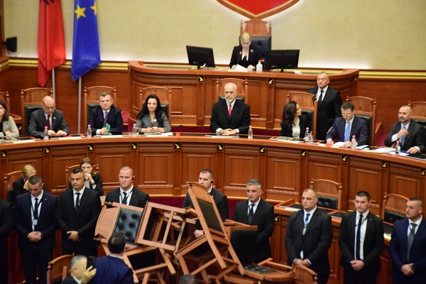 İnanılmaz görüntüler! Burası sokak değil meclis