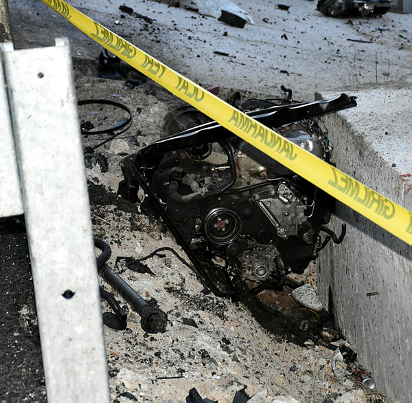Foto - İnanılmaz kaza! Otomobilin motoru koptu