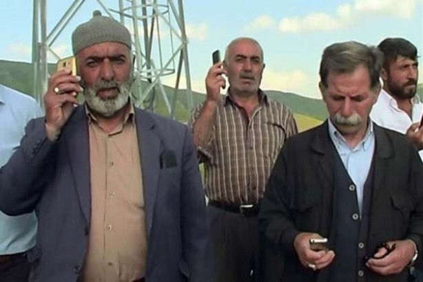 Foto - İnanılmaz olay! Her gün demir direkler üzerine çıkıyorlar
