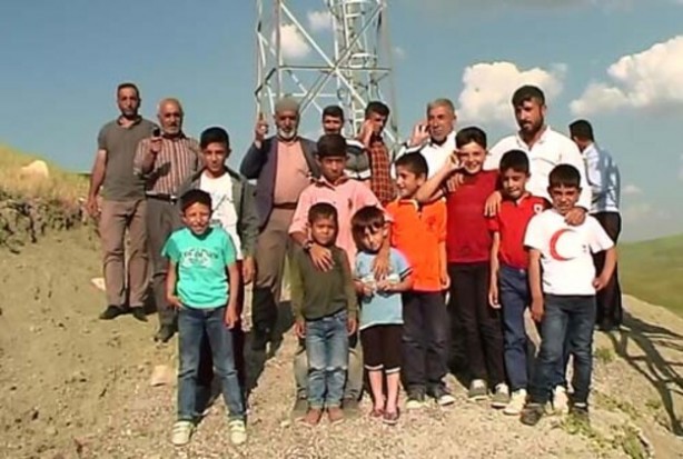 Foto - İnanılmaz olay! Her gün demir direkler üzerine çıkıyorlar