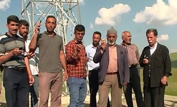 Foto - İnanılmaz olay! Her gün demir direkler üzerine çıkıyorlar
