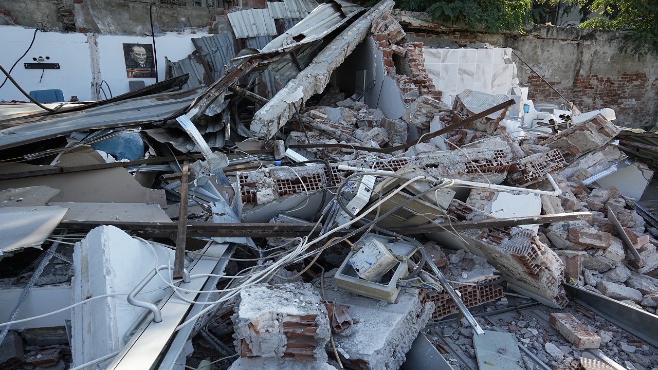 Foto - İnanması güç! Kiracısının dükkanına ekskavatörle daldı