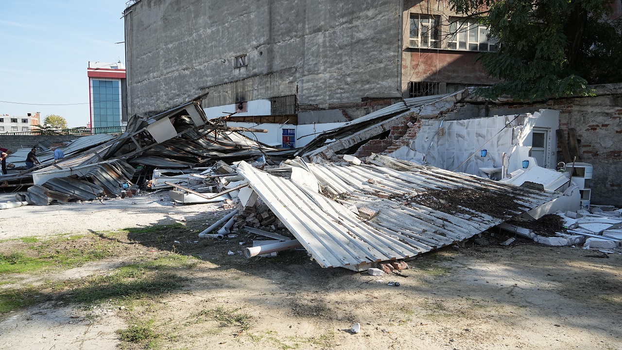 Foto - İnanması güç! Kiracısının dükkanına ekskavatörle daldı
