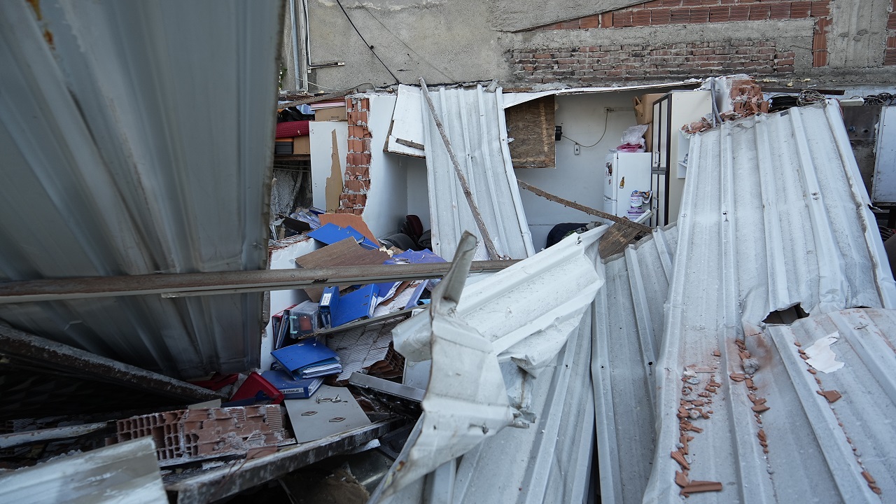 Foto - İnanması güç! Kiracısının dükkanına ekskavatörle daldı