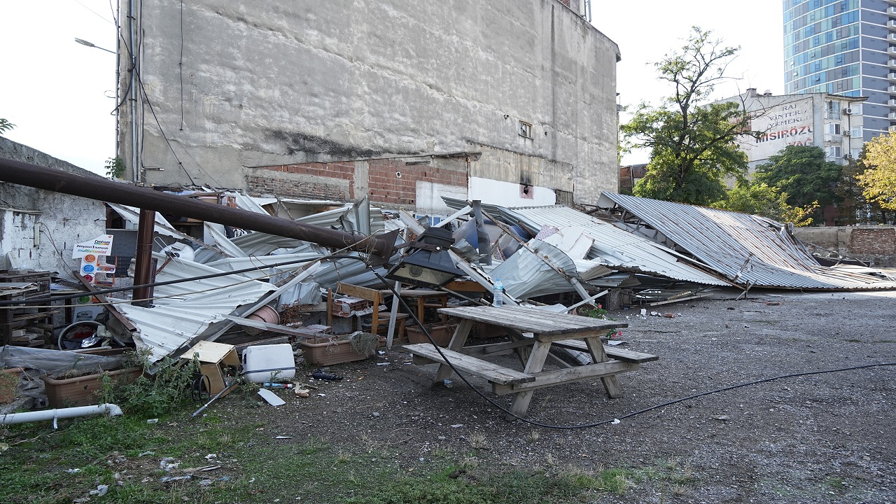 İnanması güç! Kiracısının dükkanına ekskavatörle daldı