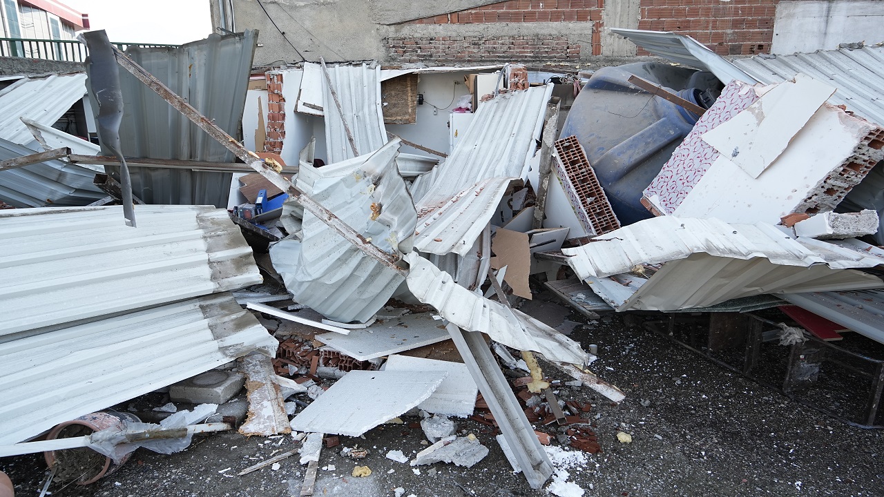 Foto - İnanması güç! Kiracısının dükkanına ekskavatörle daldı