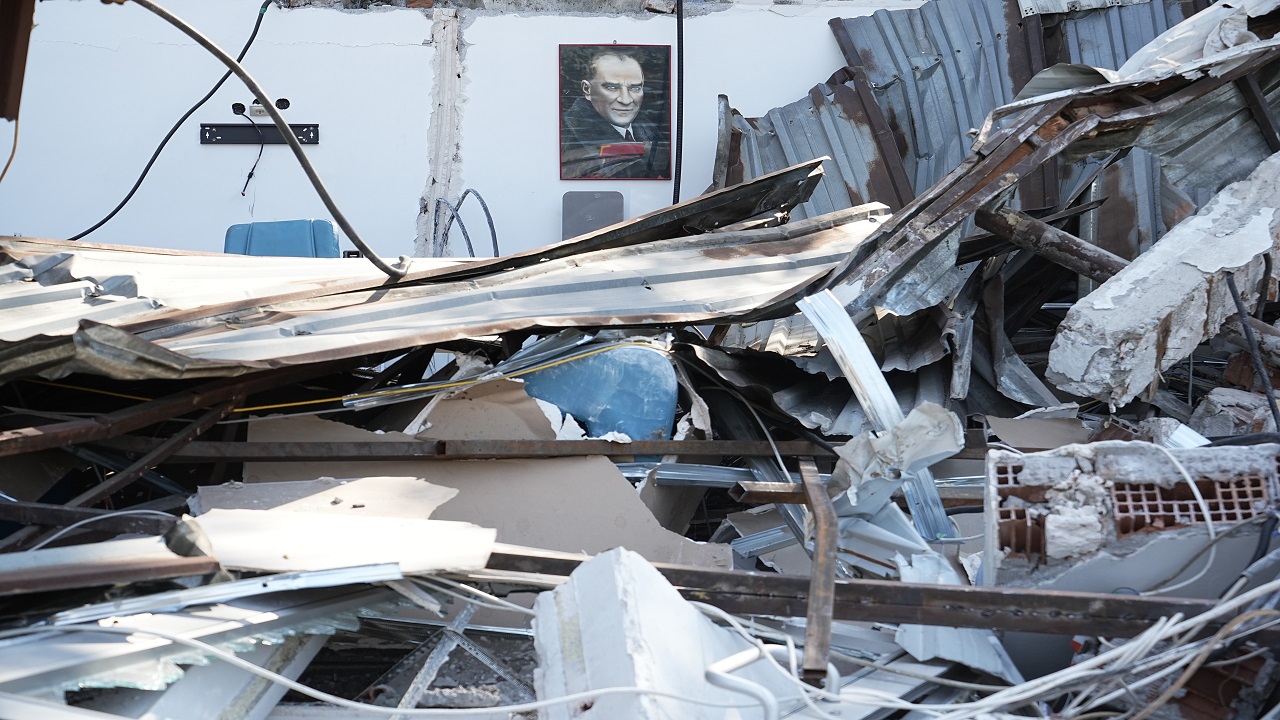 Foto - İnanması güç! Kiracısının dükkanına ekskavatörle daldı