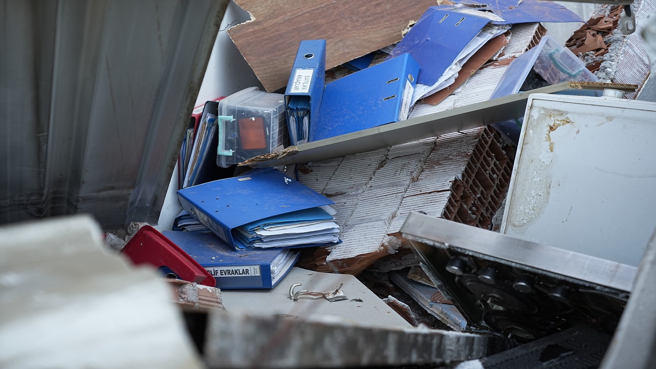 Foto - İnanması güç! Kiracısının dükkanına ekskavatörle daldı