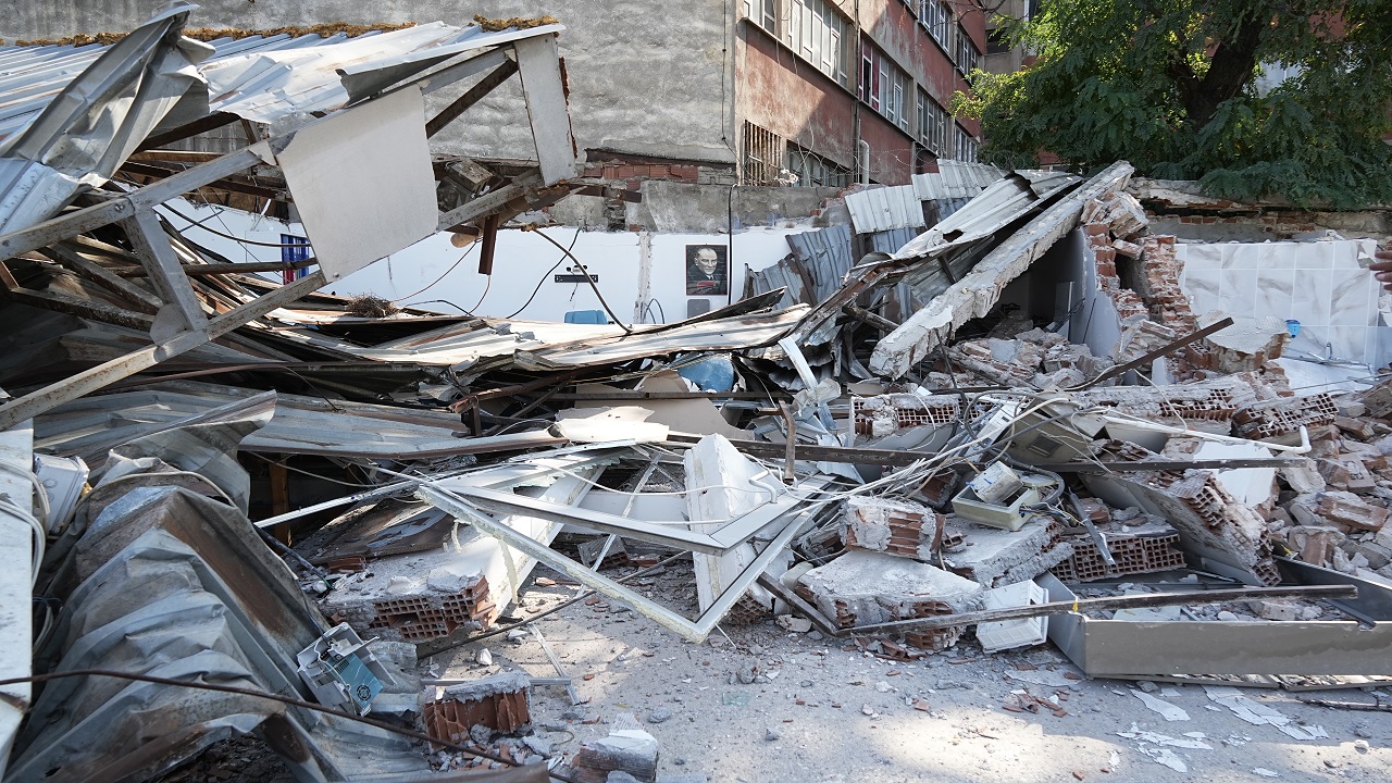 Foto - İnanması güç! Kiracısının dükkanına ekskavatörle daldı