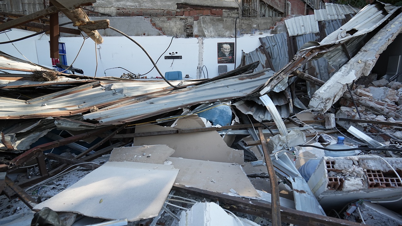 Foto - İnanması güç! Kiracısının dükkanına ekskavatörle daldı