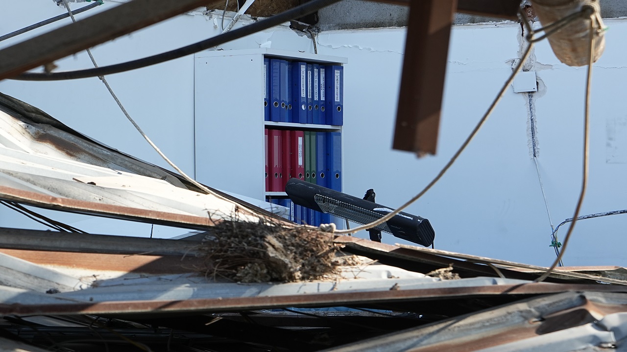 Foto - İnanması güç! Kiracısının dükkanına ekskavatörle daldı