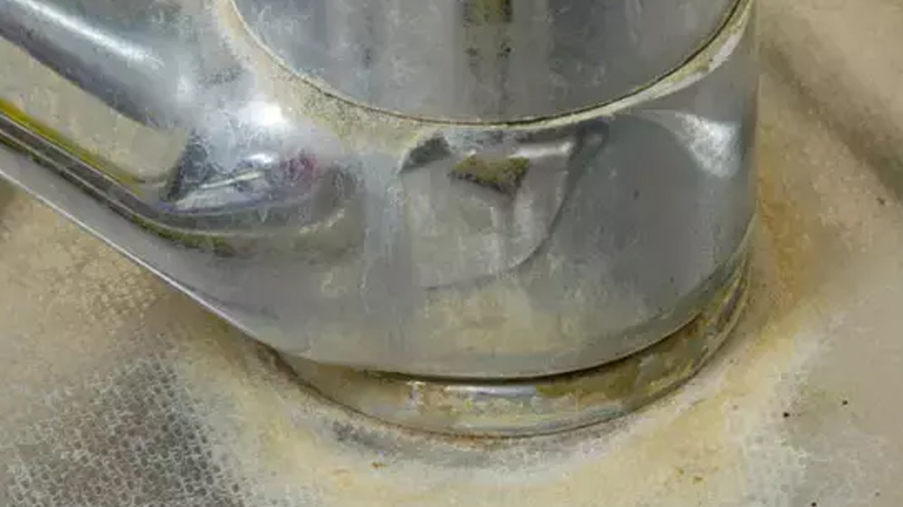 İnatçı kreç lekesinden kurtulmak bu kadar basitmiş! Çok basit yolu bakın ne, neler var! Kolayca çıktığını göreceksiniz