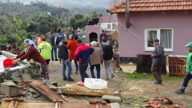 Foto - İncirliova'da fırtına ve hortum: 15 ev zarar gördü, çok sayıda ağaç devrildi
