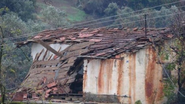Foto - İncirliova'da fırtına ve hortum: 15 ev zarar gördü, çok sayıda ağaç devrildi