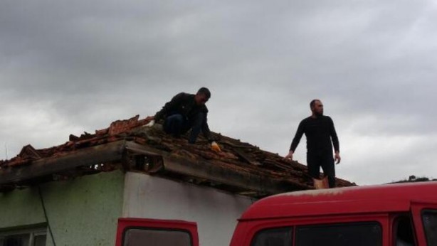 Foto - İncirliova'da fırtına ve hortum: 15 ev zarar gördü, çok sayıda ağaç devrildi