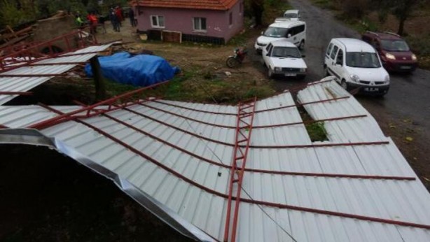 Foto - İncirliova'da fırtına ve hortum: 15 ev zarar gördü, çok sayıda ağaç devrildi