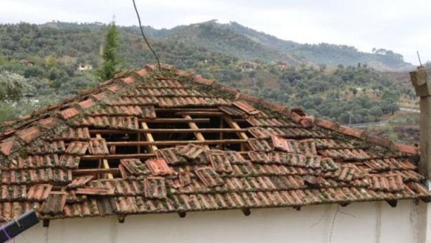 Foto - İncirliova'da fırtına ve hortum: 15 ev zarar gördü, çok sayıda ağaç devrildi