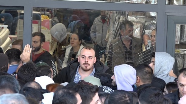 Foto - İndirim izdihamı! Herkes birbirini ezdi