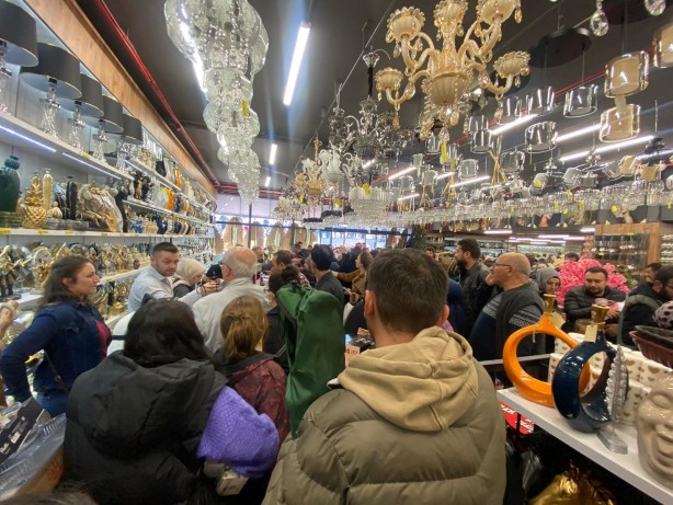 Foto - İndirim izdihamı! Herkes birbirini ezdi