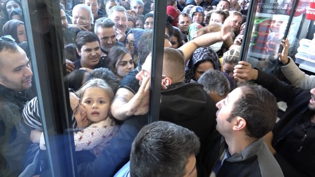 İndirim izdihamı! Herkes birbirini ezdi