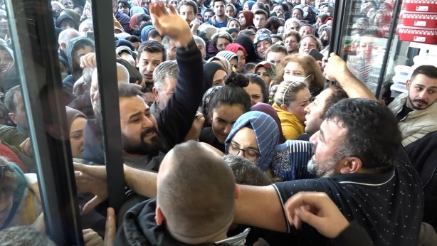 Foto - İndirim izdihamı! Herkes birbirini ezdi