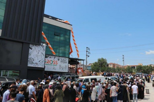 Foto - İndirimi duyan oraya koştu! 1 kilometre kuyruk oluştu