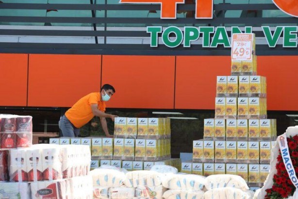 Foto - İndirimi duyan oraya koştu! 1 kilometre kuyruk oluştu