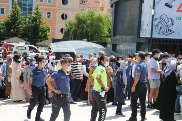 Foto - İndirimi duyan oraya koştu! 1 kilometre kuyruk oluştu