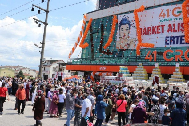 Foto - İndirimi duyan oraya koştu! 1 kilometre kuyruk oluştu