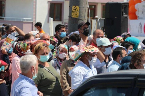 Foto - İndirimi duyan oraya koştu! 1 kilometre kuyruk oluştu