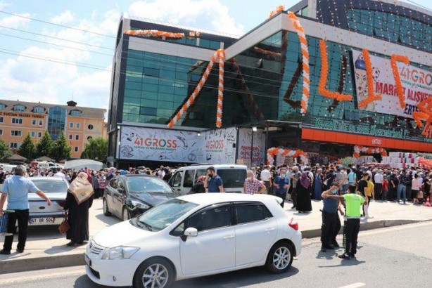 Foto - İndirimi duyan oraya koştu! 1 kilometre kuyruk oluştu