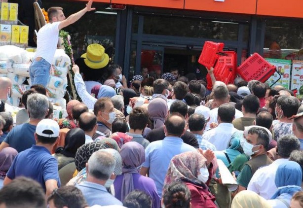 İndirimi duyan oraya koştu! 1 kilometre kuyruk oluştu