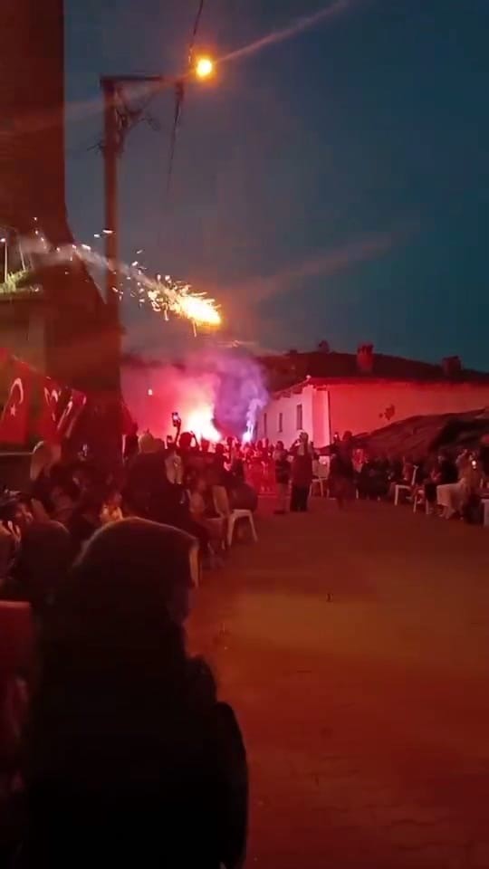 Foto - İnegöl'deki şenlikte havai fişek kadınların arasında patladı: 4 yaralı