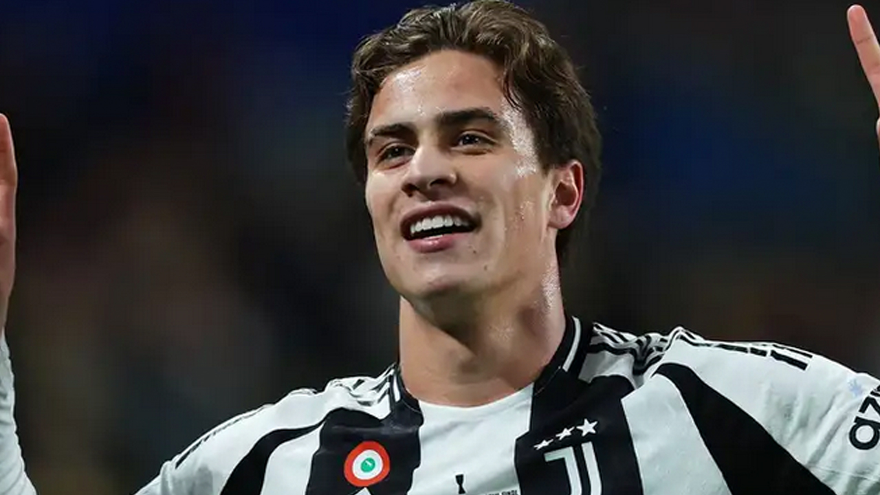 Foto - İngiliz devi peşinde… Milli futbolcu seccade ve cübbesiyle camiye giderken görüldü! Sosyal medya bunu konuşuyor