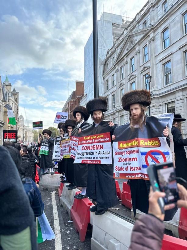 Foto - İngilizler Filistin için sokakta