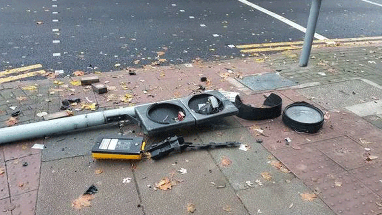 Foto - İngilizler 'Karbon ayak izi' safsatası ile karbon vergisine karşı ayaklandı... Mahalle mahalle yakıp yıkıyorlar