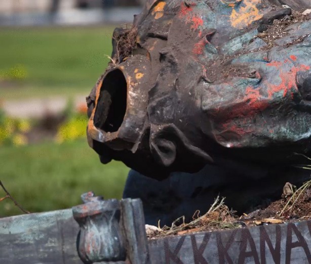 Foto - İngilizlerin katliamları halkı çılgına çevirdi! Kraliçe Elizabeth'e büyük şok: Kafasını kopardılar