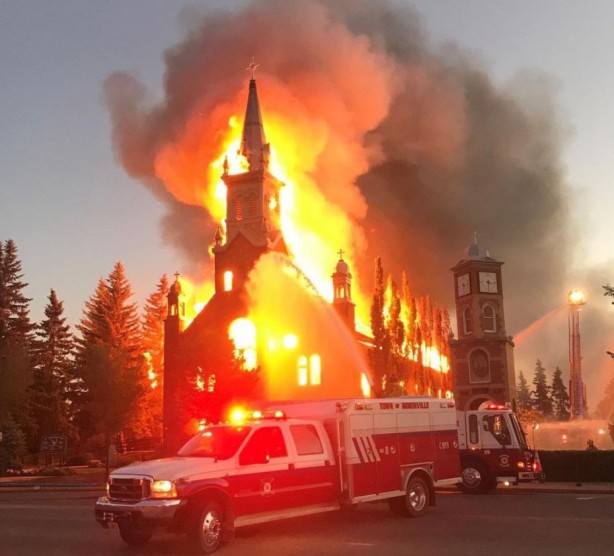 Foto - İngilizlerin katliamları halkı çılgına çevirdi! Kraliçe Elizabeth'e büyük şok: Kafasını kopardılar
