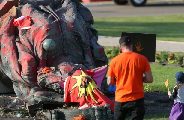 Foto - İngilizlerin katliamları halkı çılgına çevirdi! Kraliçe Elizabeth'e büyük şok: Kafasını kopardılar