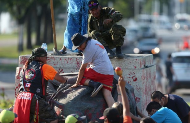 Foto - İngilizlerin katliamları halkı çılgına çevirdi! Kraliçe Elizabeth'e büyük şok: Kafasını kopardılar