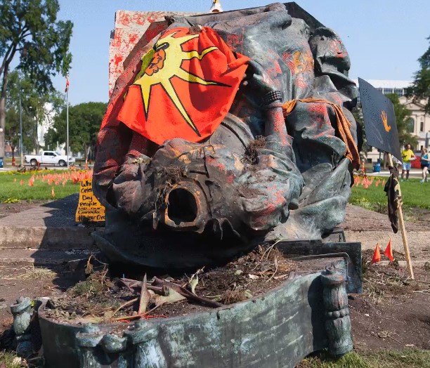 Foto - İngilizlerin katliamları halkı çılgına çevirdi! Kraliçe Elizabeth'e büyük şok: Kafasını kopardılar