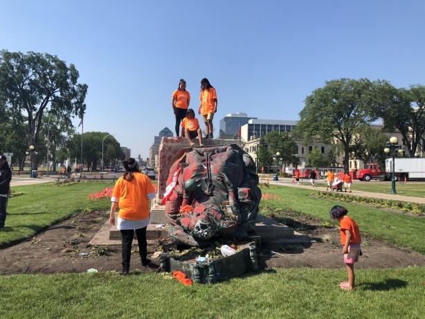 Foto - İngilizlerin katliamları halkı çılgına çevirdi! Kraliçe Elizabeth'e büyük şok: Kafasını kopardılar