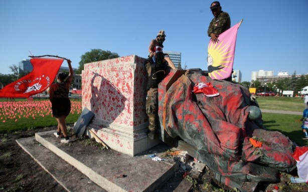 Foto - İngilizlerin katliamları halkı çılgına çevirdi! Kraliçe Elizabeth'e büyük şok: Kafasını kopardılar