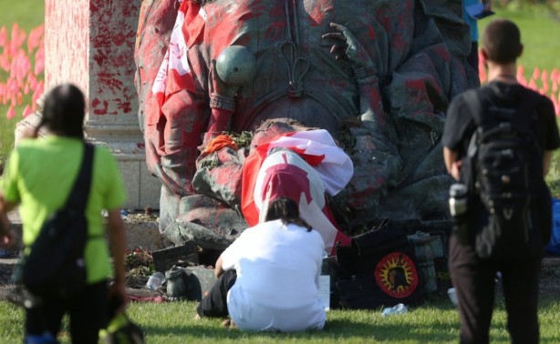 Foto - İngilizlerin katliamları halkı çılgına çevirdi! Kraliçe Elizabeth'e büyük şok: Kafasını kopardılar