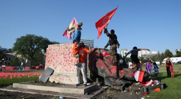 Foto - İngilizlerin katliamları halkı çılgına çevirdi! Kraliçe Elizabeth'e büyük şok: Kafasını kopardılar