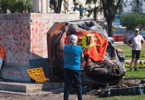 Foto - İngilizlerin katliamları halkı çılgına çevirdi! Kraliçe Elizabeth'e büyük şok: Kafasını kopardılar