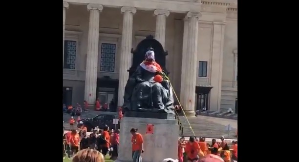 Foto - İngilizlerin katliamları halkı çılgına çevirdi! Kraliçe Elizabeth'e büyük şok: Kafasını kopardılar