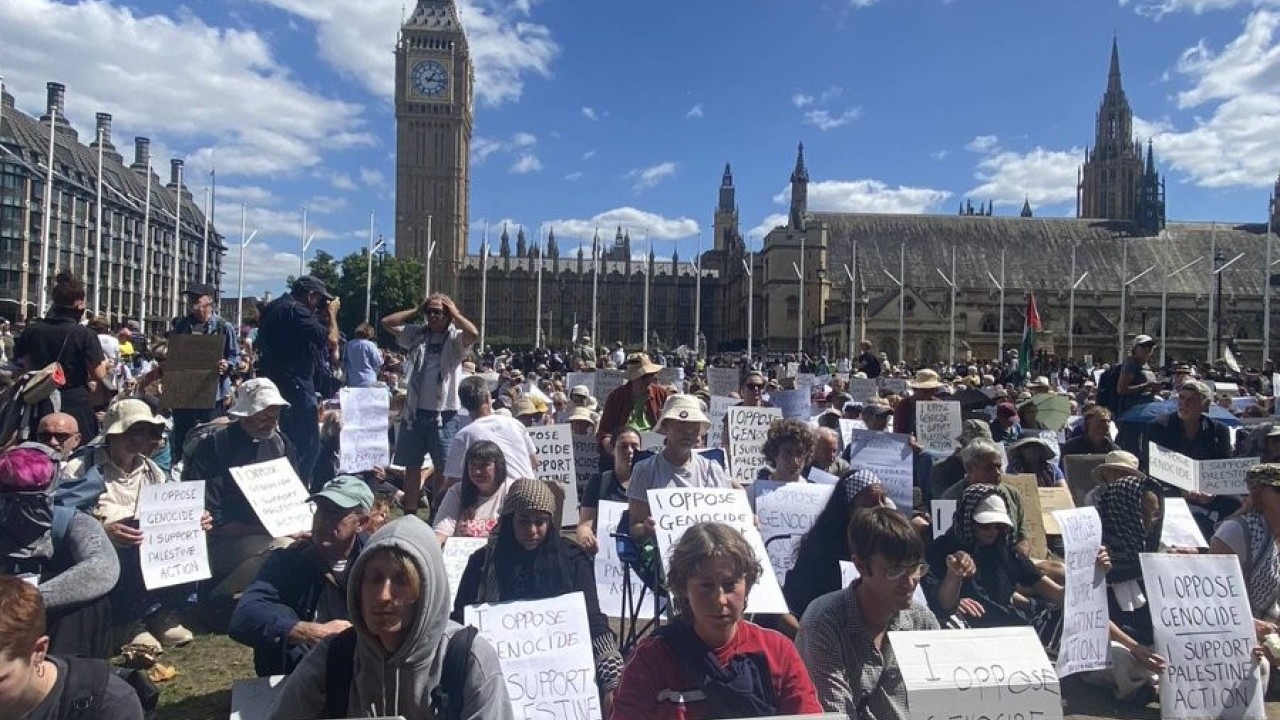 Foto - İngiltere ateşle oynuyor! 466 kişi gözaltına alındı suçları Filistin’e destek olmak