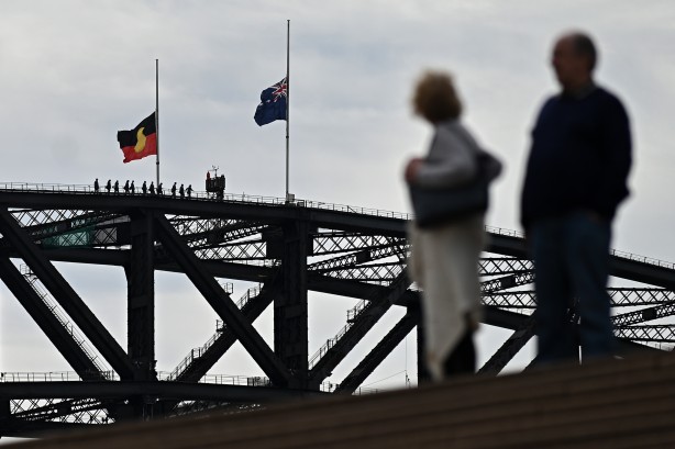 İngiltere Kraliçesi 2. Elizabeth öldü, Avustralya bayrakları yarıya indirdi
