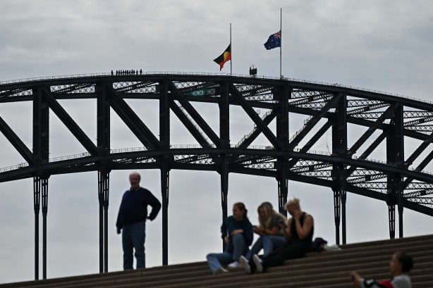 Foto - İngiltere Kraliçesi 2. Elizabeth öldü, Avustralya bayrakları yarıya indirdi